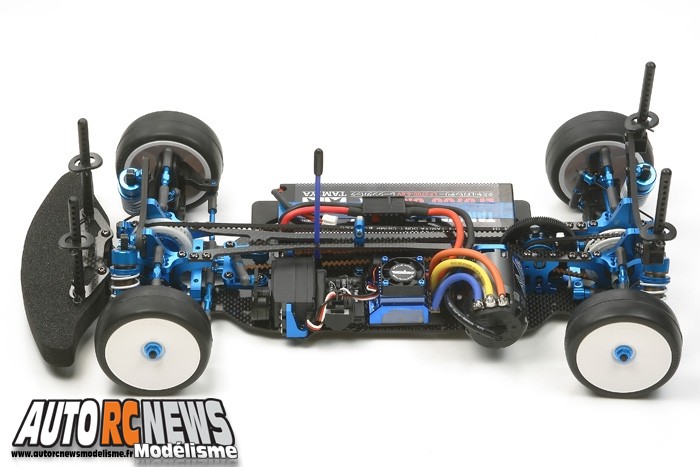 Voici la nouvelle Tamiya TRF 417 WX dont la mécanique de piste électrique se calque sur celle de l'auto qui a remporté le championnat Ifmar 2012.