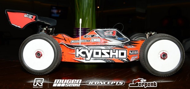 Voici le MP9 Kyosho aux commandes duquel Elliott Boots a réalisé la pole position des worlds 2012 en TT 1/8ème thermique. Une auto propulsée par un moteur Novarossi Plus.21- 4BTTS et chaussée de pneus Aka.