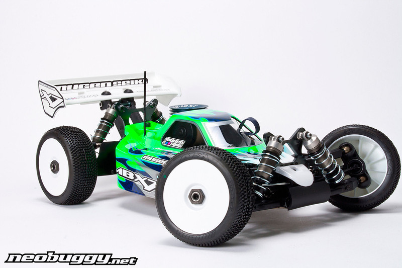 La nouvelle évolution du Mugen MBX6 arrive prochainement puisque la sortie officielle de l'engin est annoncée pour décembre prochain. Elle se nomme tout naturellement Mugen MBX7, et devrait ravir tous les inconditionnels de la catégorie TT 1/8ème thermique en compétition. La nouvelle évolution du Mugen MBX6 arrive prochainement puisque la sortie officielle de l'engin est annoncée pour décembre prochain. Elle se nomme tout naturellement Mugen MBX7, et devrait ravir tous les inconditionnels de la catégorie TT 1/8ème thermique en compétition.